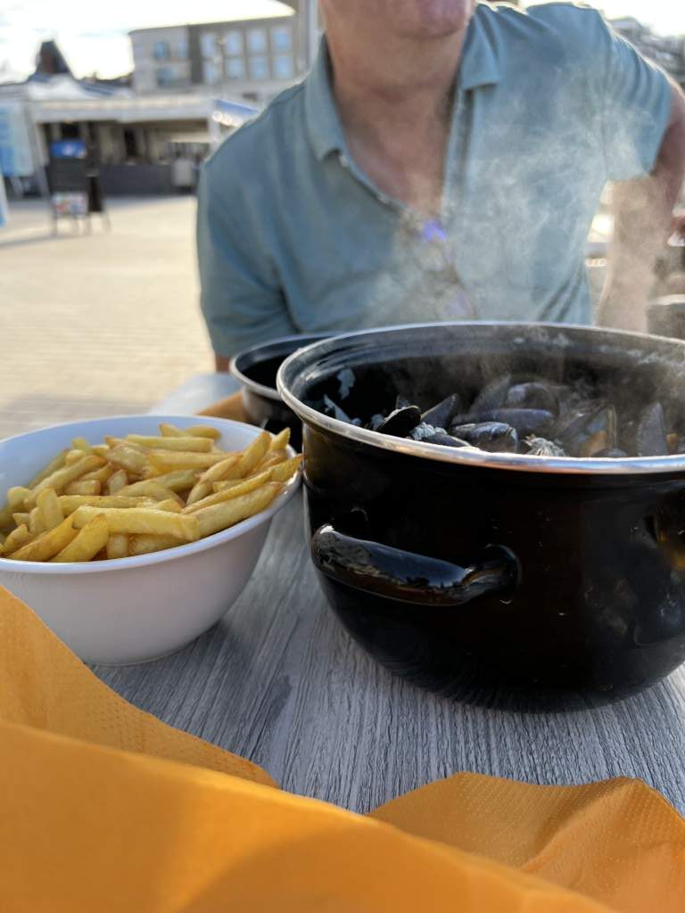 Moules et frittes en un restaurante cerca de St Malo, Francia