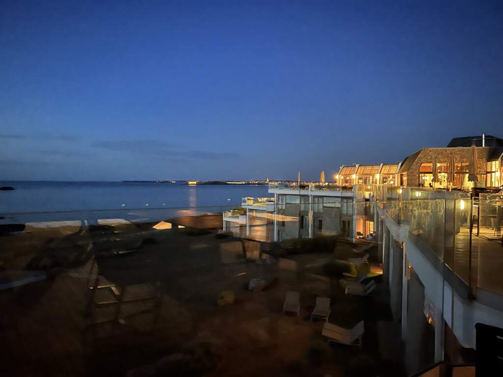 Cena con vistas a St Malo iluminado de noche