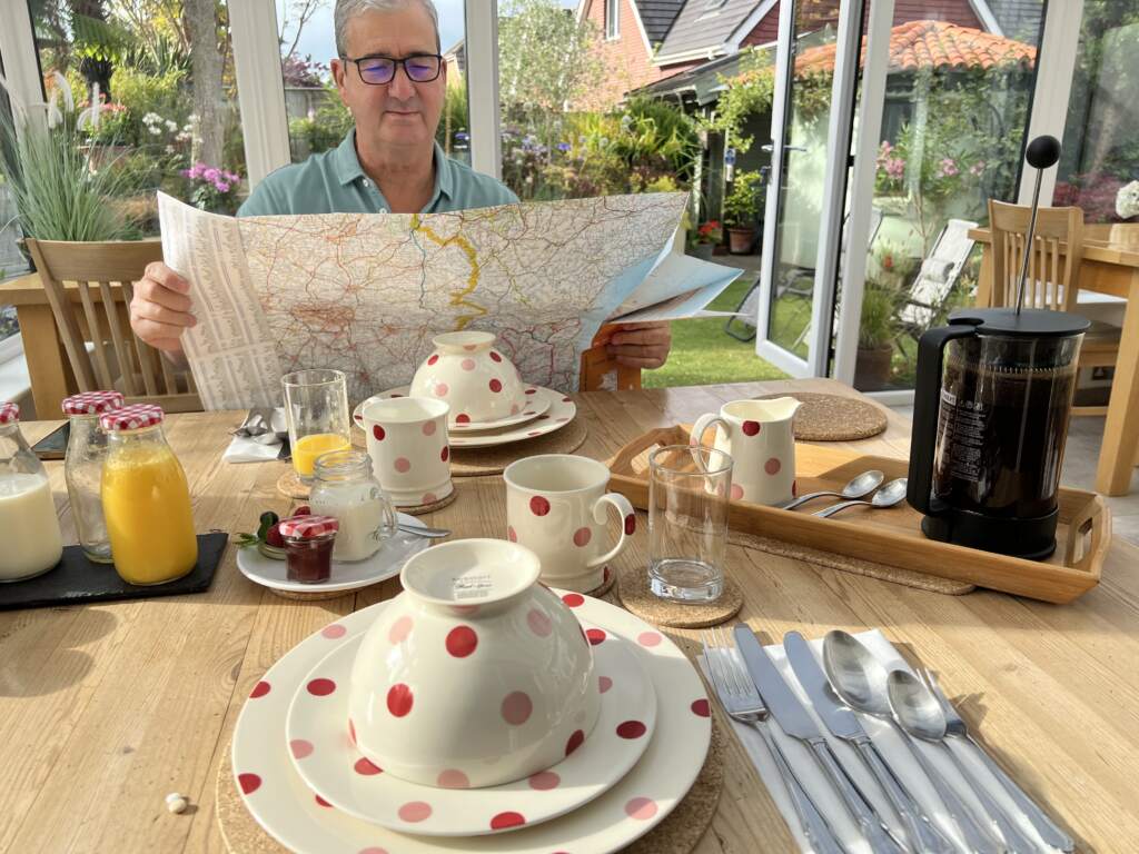 Miguel desayunando en el primer B&B tras llegar en ferry a Poole