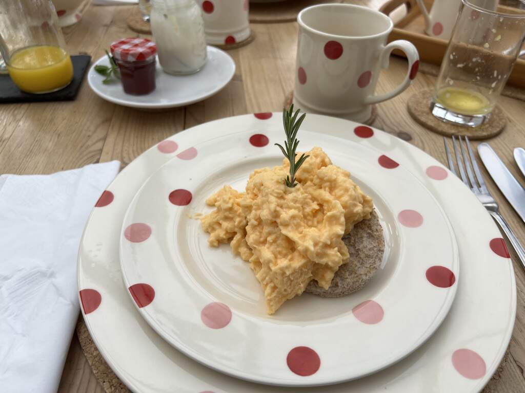Meas de desayuno en B&B galés con agua natural y con gas