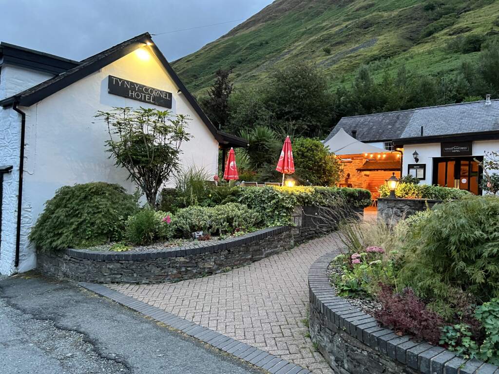 Hotel con lago privado en Snowdonia, mesas junto al agua