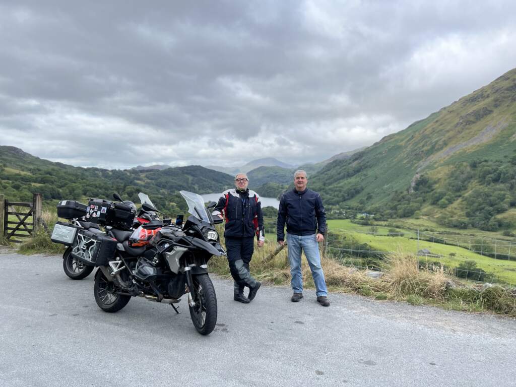 Miguel y Juan en un paisaje con lago al fondo de Snowdonia