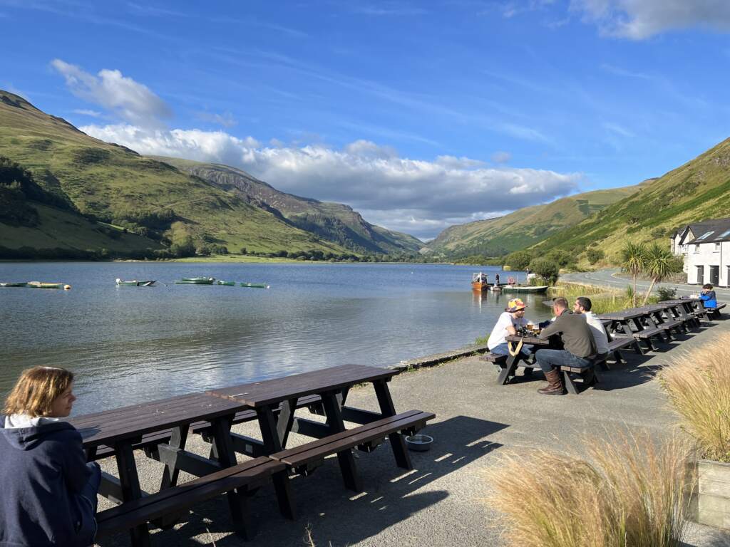 Vista del lago junto al hotel como base para explorar Snowdonia