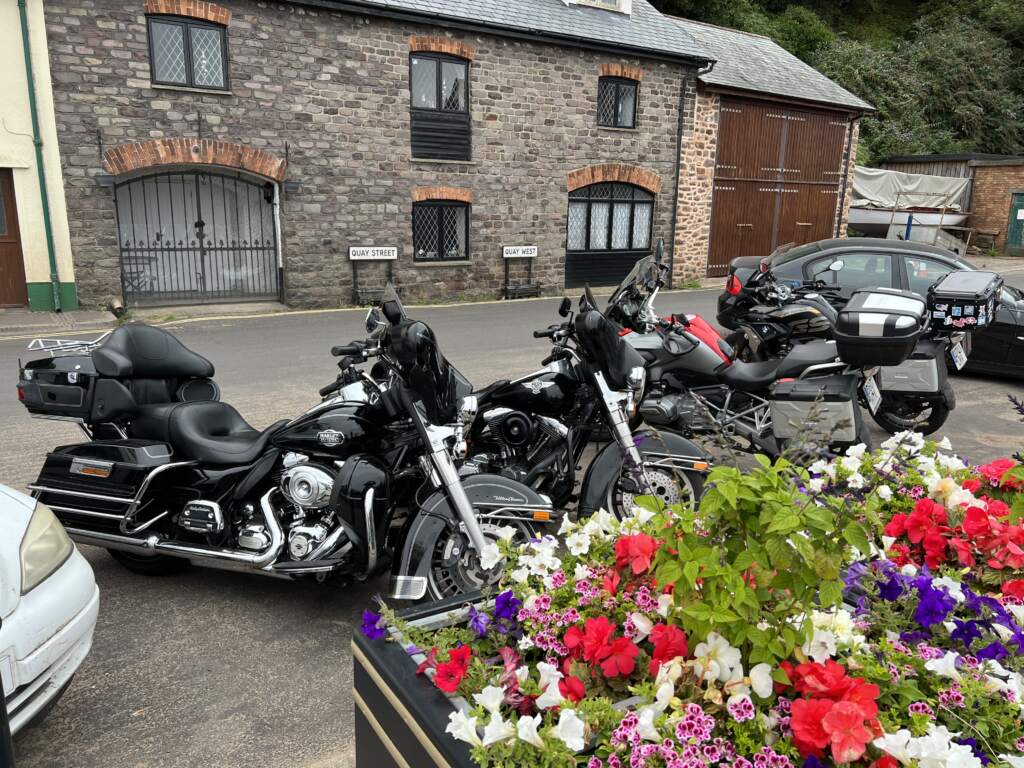 Terraza de B&B junto al mar con motos de otros viajeros
