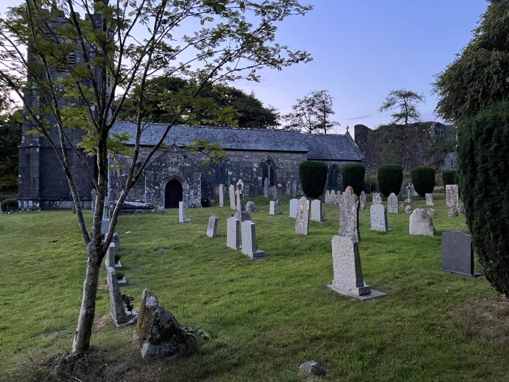 Cementerio junto a la iglesia del un pueblo galés.