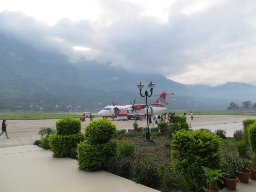 El Kingfischer que nos traía de New Delhi a Manali, un avión solo al dia, y si había niebla te tocaba coger un land Rover y hacer 20 horas de coche