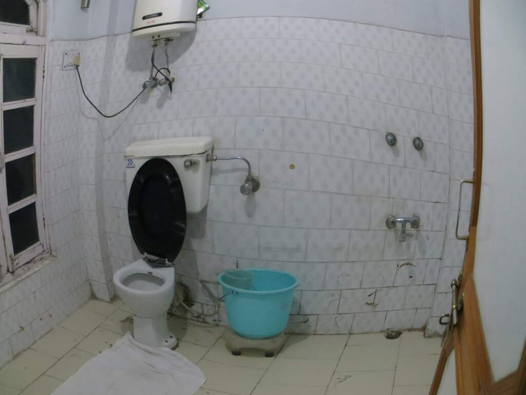 Mi dormitorio, en la primera noche del viaje en un pueblo de solo unos habitantes, donde dormimos una noche, estábamos agotados