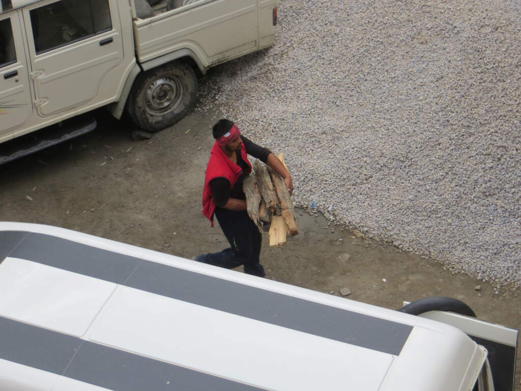 Preparando la leña para el fuego de la noche yendo a dormir a Sarchu en tiendas de campaña del ejercito indio. Fue la noche que pasamos a 4000 metros.