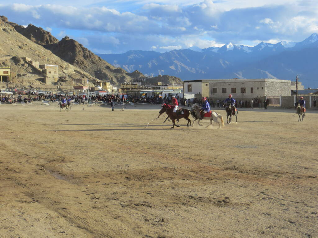 En Heh, viendo jugar al polo