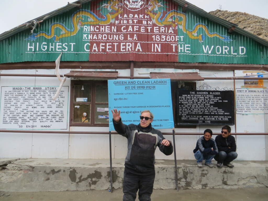 Estuvimos en Khardung-La 15 minutos antes de bajar, fue el paso mas elevado que hicimos