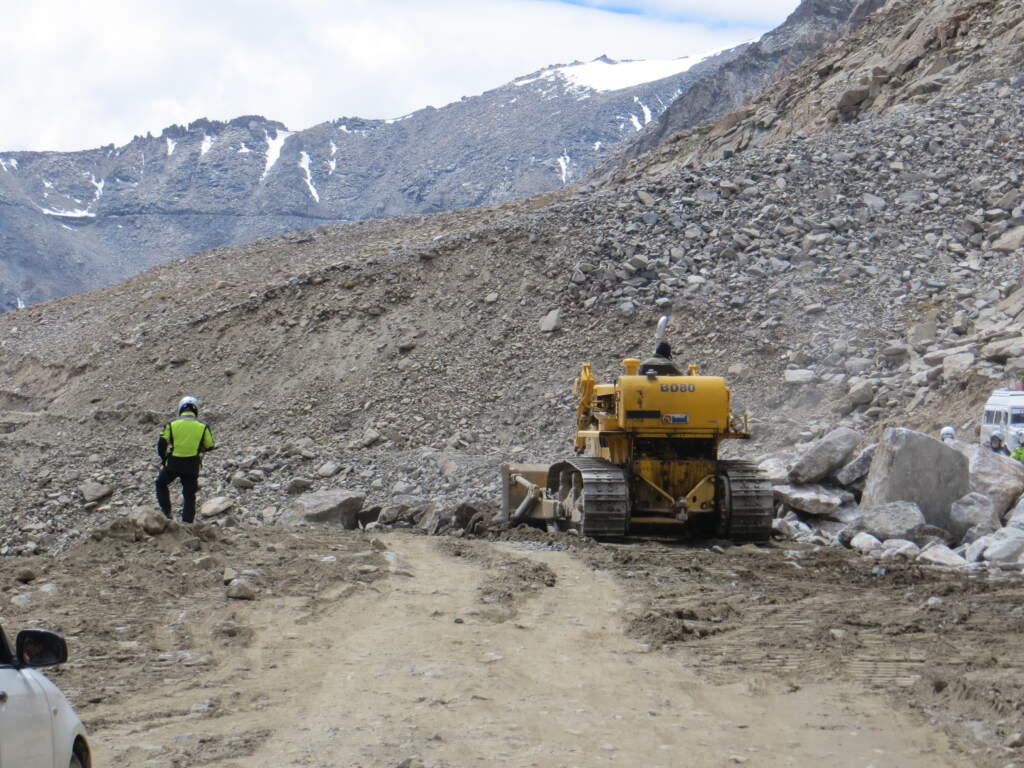 Las máquinas trabajando para quitar una avalancha de piedras del Sadia anterior. Espramos 2 horas