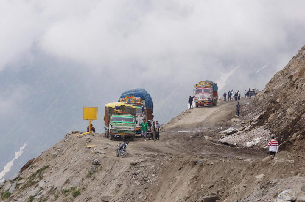 Es difícil describir el Rohtand Pass a la salida de Manali, sobre todo cuando había llovido, como fue nuestro caso. Era un horror para las motos