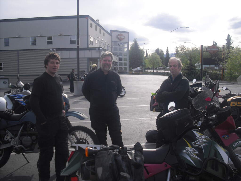 Brenden en Anchorage a la izquierda, al que llame para ver si podíamos alquilar motos de Motoquest para nuestro viaje