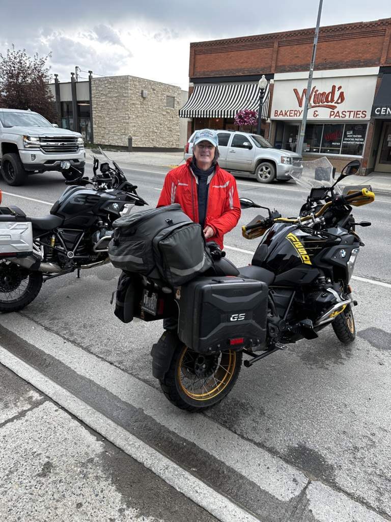 JP y su moto en Anaconda, donde hicimos una parada para comer