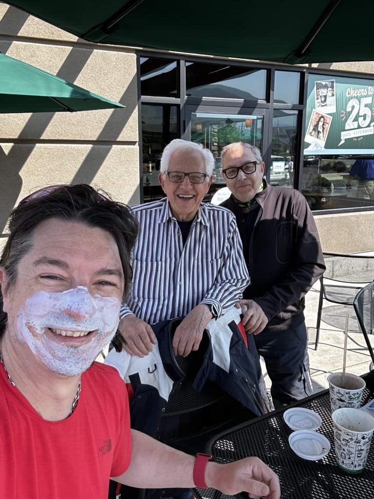 Paramos dos veces en el mismo café en Missoula, y las dos veces nos encontramos con el jefe del concesionario BMW de Missoula, algo realmente increíble. Una persona muy divertida y entretenida. Nos hicimos esta foto con el
