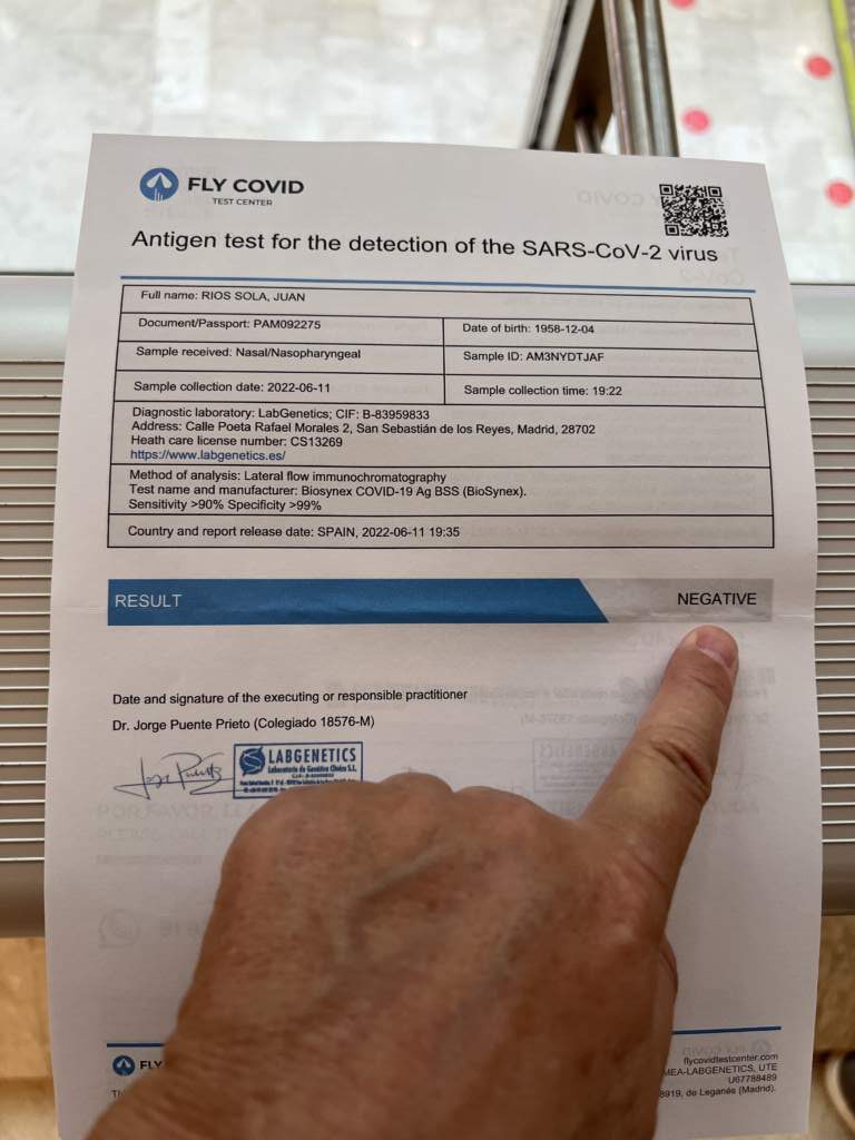Era la época del covid, asi que tuvimos que hacernos el test en el aeropuerto de Madrid, antes de salir. Negativo, podíamos volar
