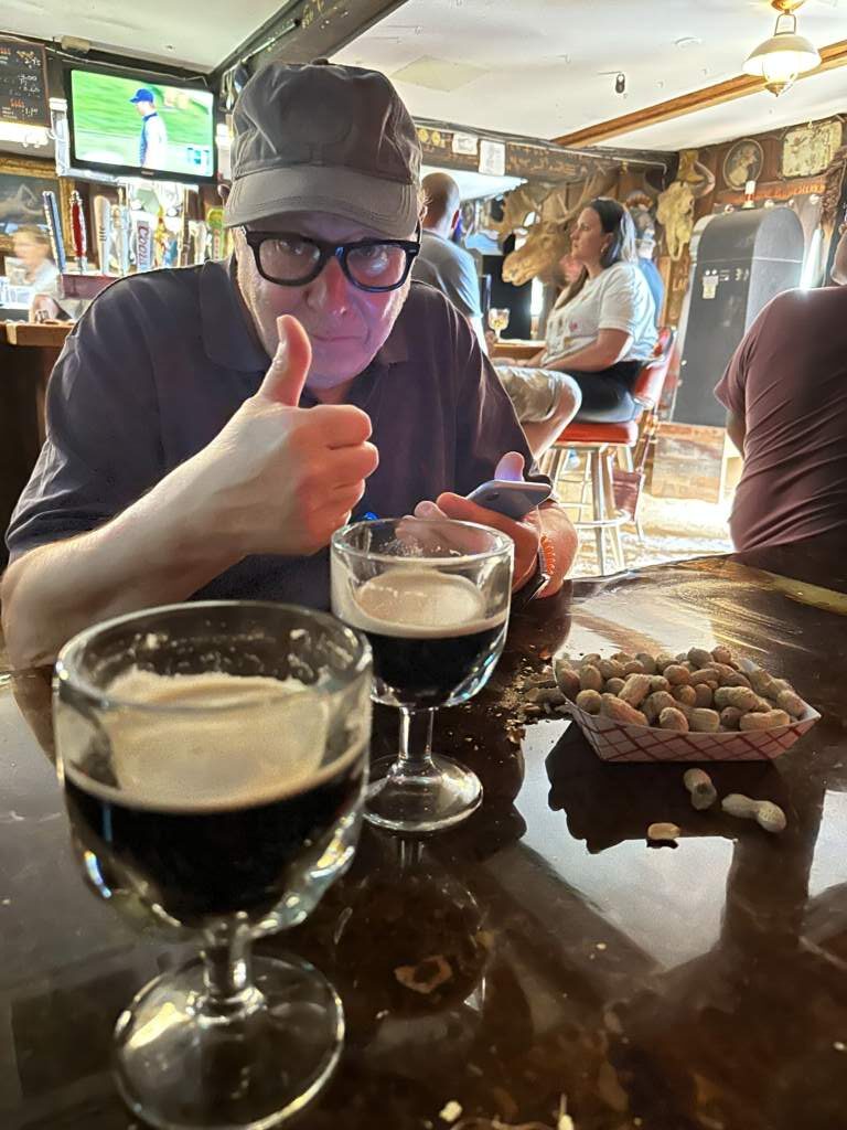 En una br salón, dos guiness y cacahuetes, quemas s puede pedir? En Kalispell