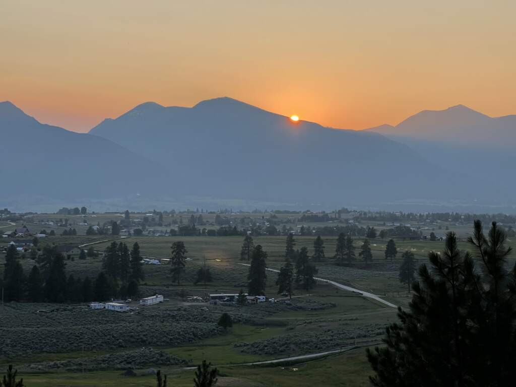 Y llegamos a la mejor cabaña del viaje, en Stevensville, una maravilladle cabaña mientras mirábamos los fuegos artificiales que cada rancho tenía. Inolvidable