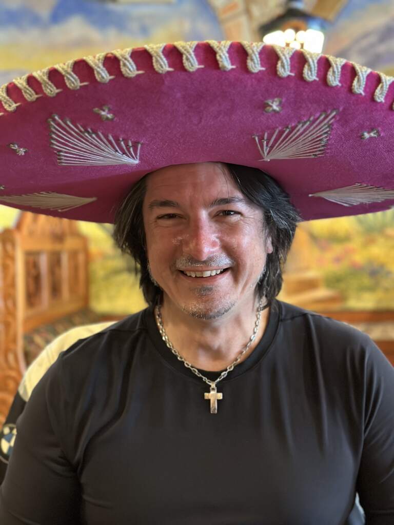 JP con un sombrero mejicano, mientras comíamos en el restaurante. Una muy buena comida
