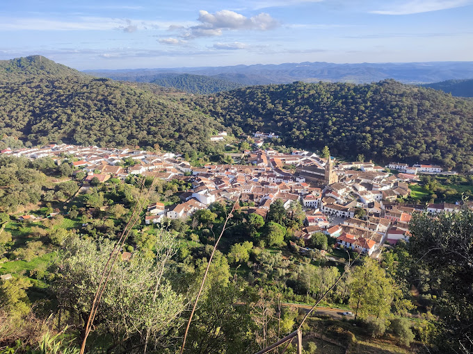 Alanas, un pueblo de la sierra, precioso, donde dormiríamos esta noche. Pueblo tranquilo, con su plaza y restaurantes que Bren el fin de semana
