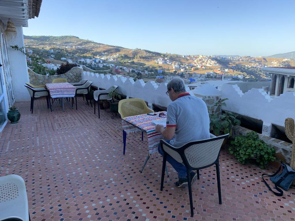 Desayunando en el Riad de Chefchaouen, y preparando la siguiente ruta con el plano en la mano