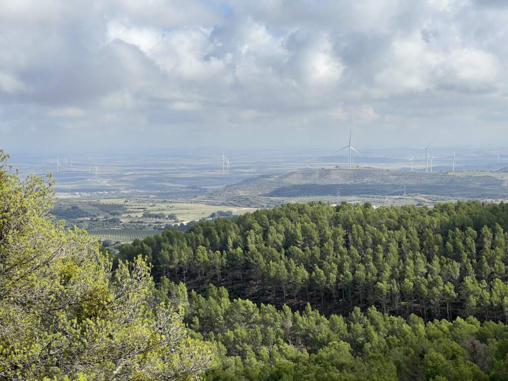 Yendo por Sierra de Luna, cerca de Zaragoza, carretera secundaria y poco trafico