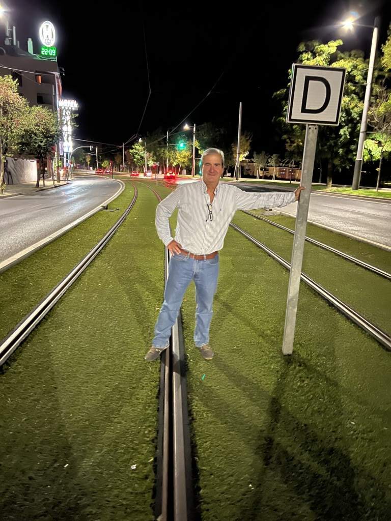 Miguel en el carril del tranvía de jean, que nunca llegó a existir aunque fue construido. Hirtorias políticas de nuestro país que pagamos todos.
