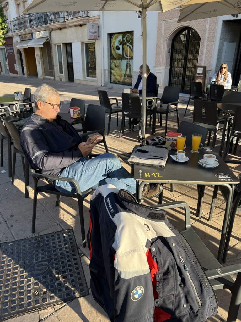 Con mi amigo Miguel tomándonos unas tostadas con café y zumo de naranja de dssauno en Priego de Córdoba