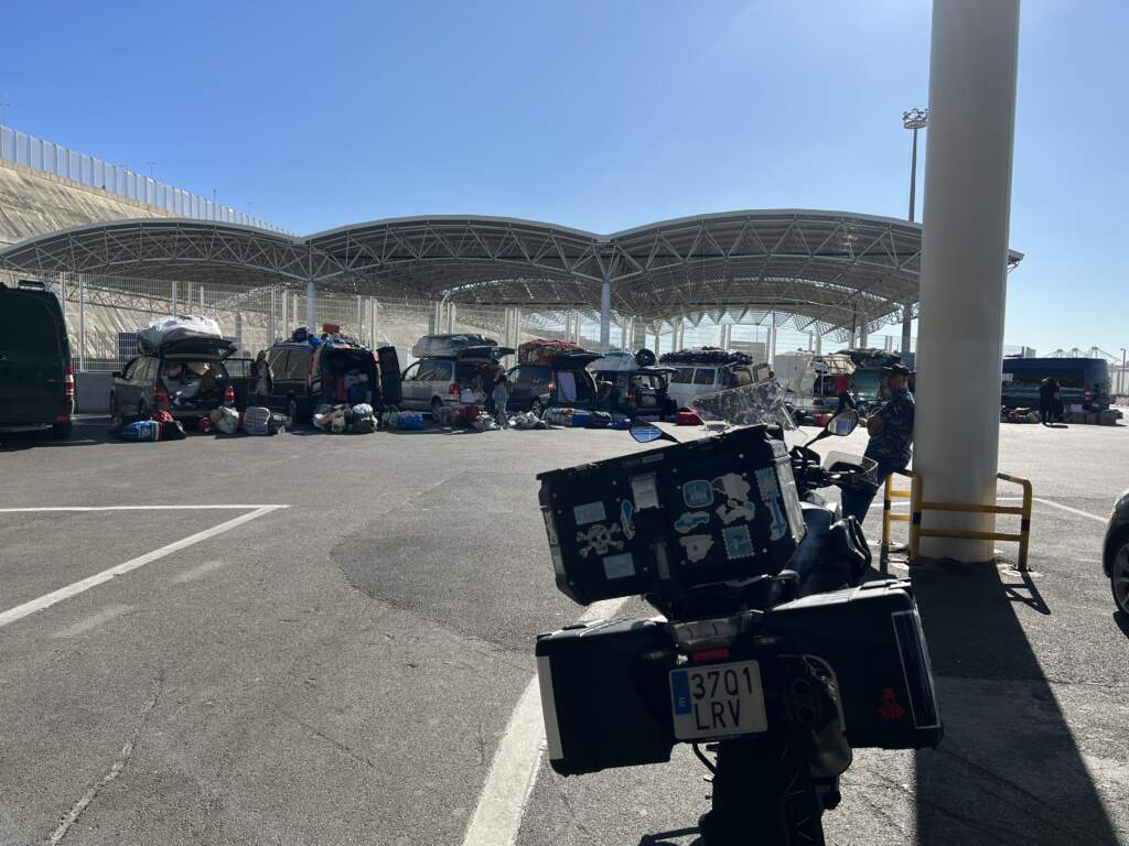 La policía inspeccionando en Ceuta a todos los coches que pasaban desde España con mercancía siospechosa