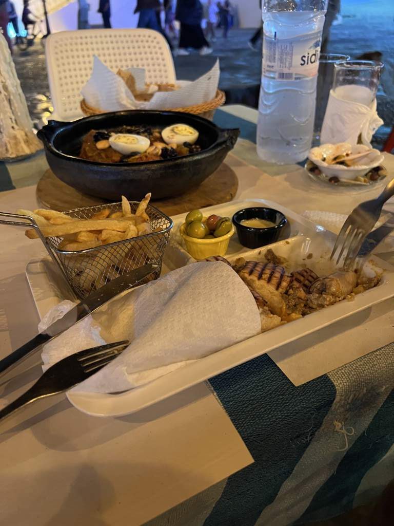 Cena en Chefchaouen, en su plaza, donde tomamos nuestra primera comida marroquineras, una delicia, eso si, sin alcohol