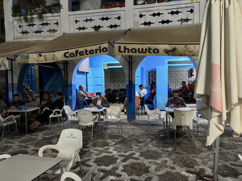 Tomando un te con menta e Chefchaouen, con mi amigo Miguel al Fonso sentado en una mesa, rodeado e todo hombres.