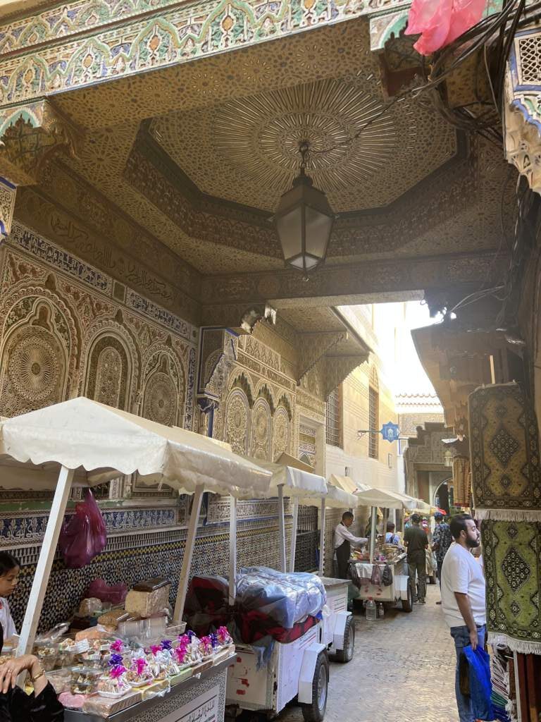 Por la Medina en Fes, con una guía que hablaba Español, donde pasamos 4 horas. Fue un dia especial