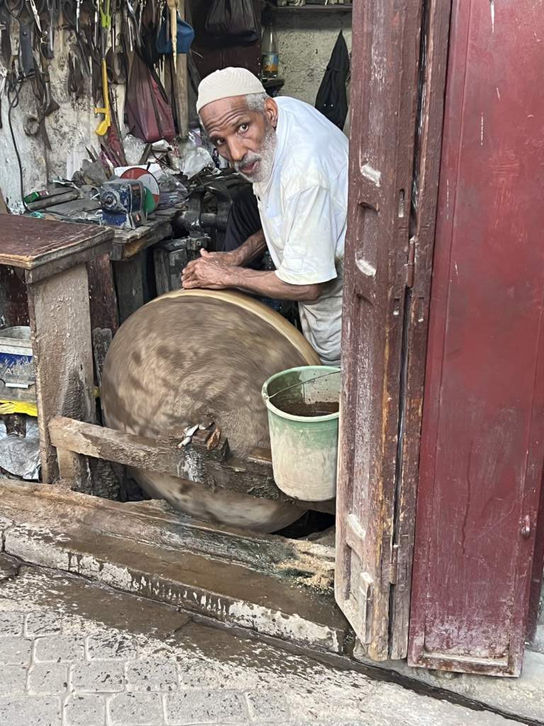 Trabajando con sus manos en la Medina de Fes, en el viaje a Marruecos