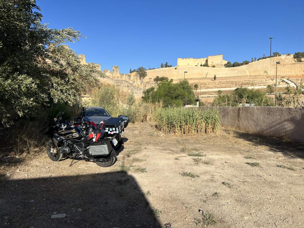 Aparcando en el Riad donde dormiriamos en DEs, en casa de una persona que había vuelto de USA cuando murió un familiar
