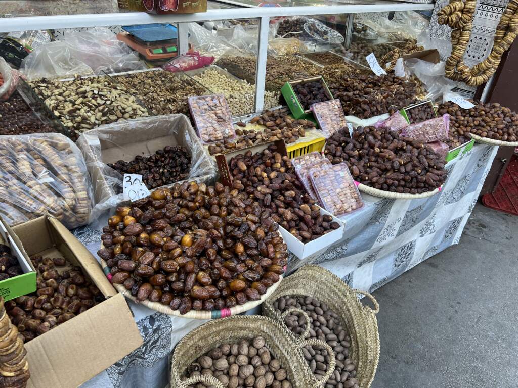 No podían faltar las especias marroquíes en Fes, de las cuales son fan especial, Pero en moto no hay mucho sitio donde llevarlas ...