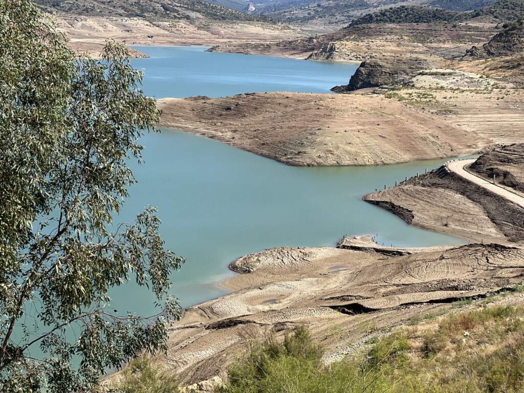 La sed arreciaba en España, como en el embalse de Gudalcin, por donde pasamos. Faltaba gua