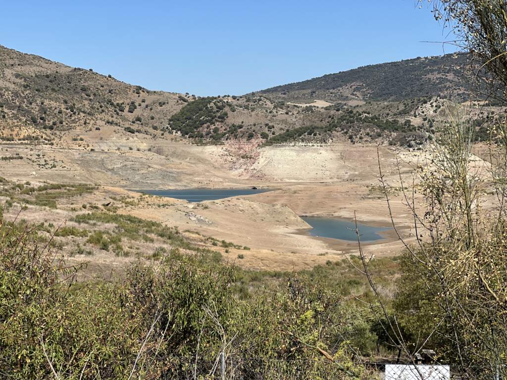 Otra vista del mismo pantano de Gudalcin, prácticamente seco