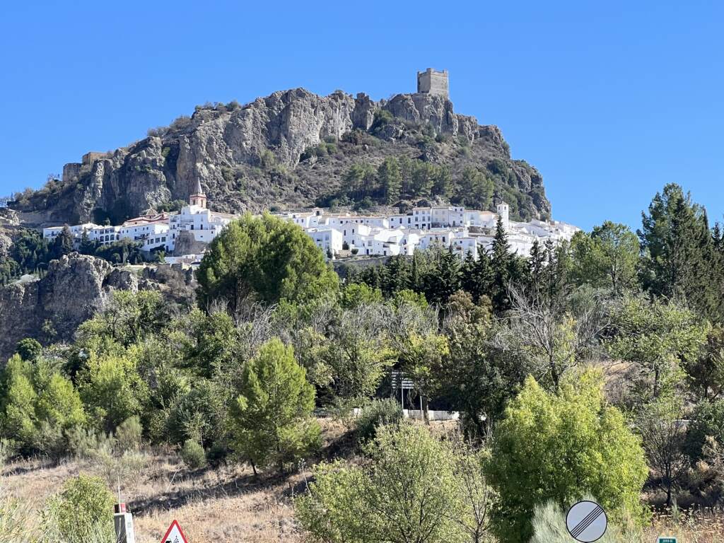 La carretera nos obsequiaba con pueblos barlncos preciosos , como en este caso en de Benoacaz. Maravilloso