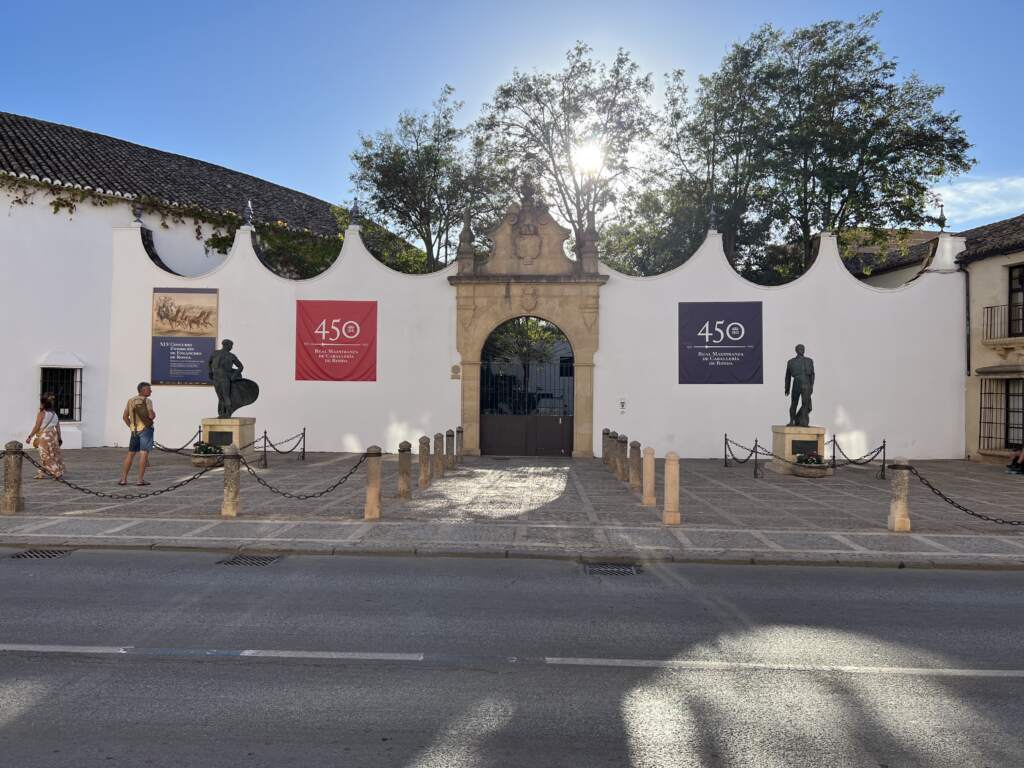 La plaza de toros de Ronda, y en frente nuestro hotel donde dormiríamos esa noche