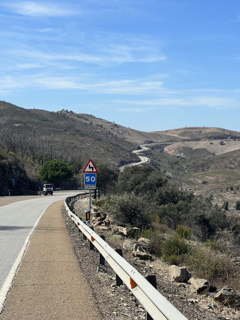 La carretera yendo a Alajar nos regalaba estas curvas de ensueño