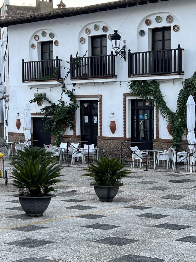 Cenando en el mesón del Corcho, uno de los pocos que estaban abiertos entre semana. Los fines de semana, los sevillanos inundan estos pueblos, pero entre semana están casi vacíos.