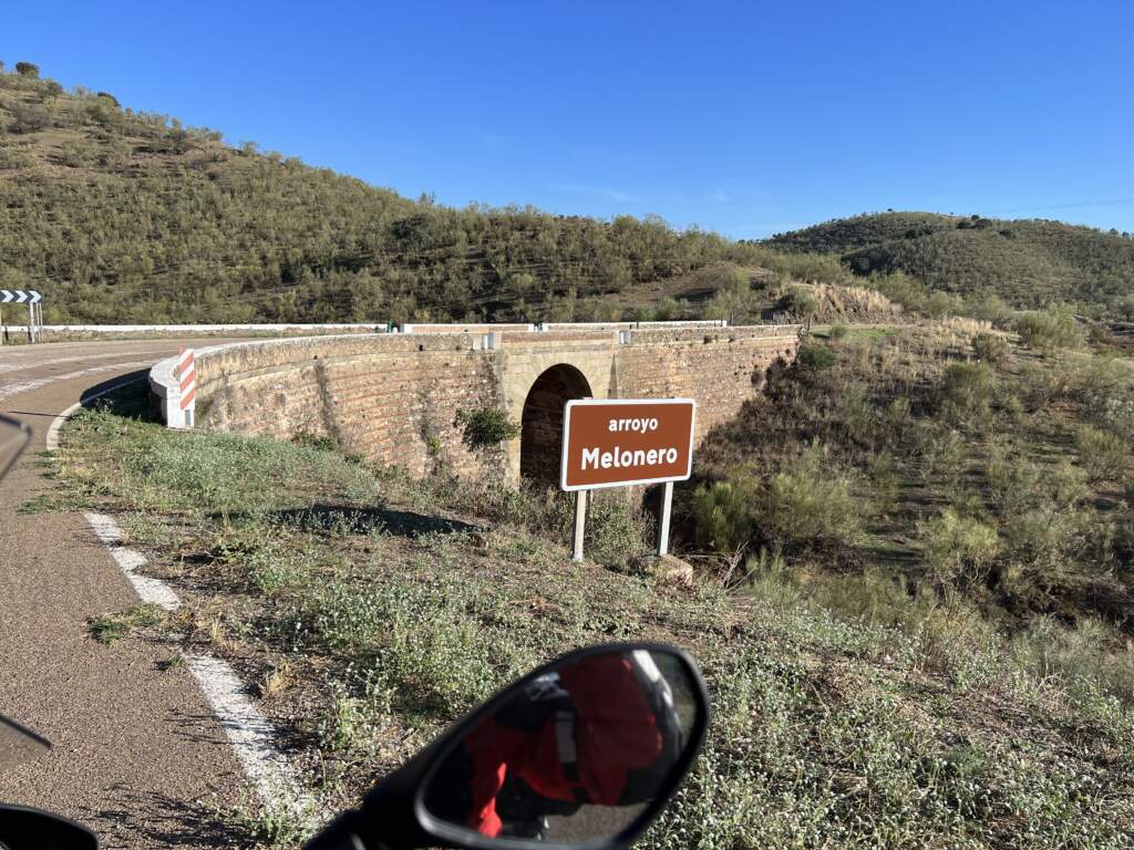 El Arroyo melonero, vacío y seco, yendo a Antequera