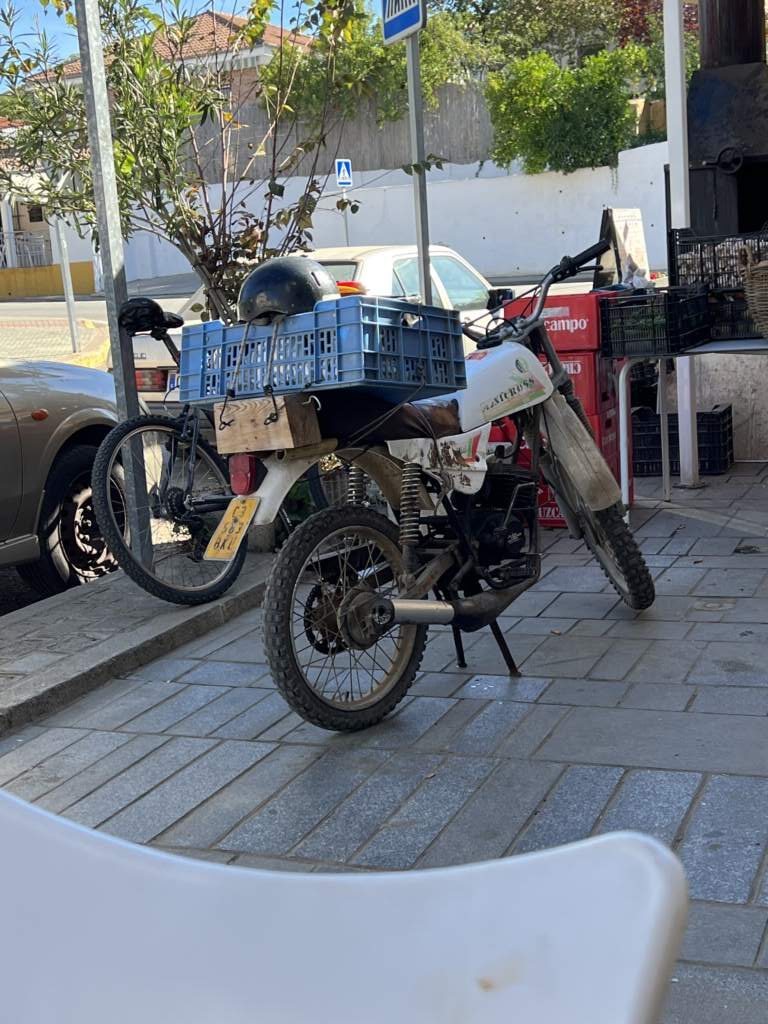 En un bar en Constantina, hacían una paella para comer, y las mercancía la trñian en esta moto de época. Fantástico