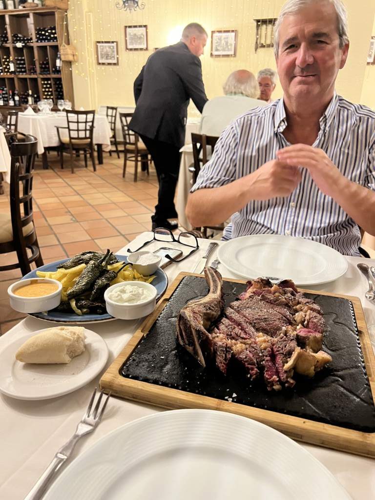 En la Finca Eslava, tomándonos un chuletón, como mandan los cánones