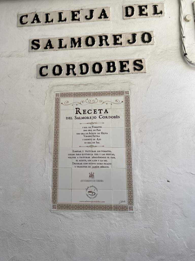 La receta del Salmorejo Cordobés, en Córdoba, en la pared de una casa