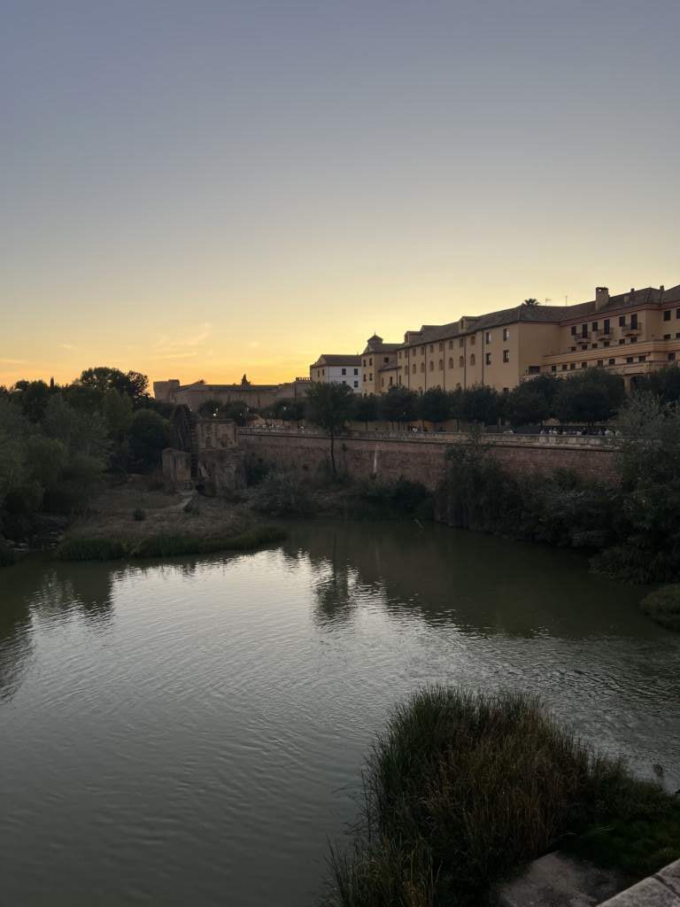 Anochecer en el rio Guadalquivir , con mucha gente pasearon por luz alrededores