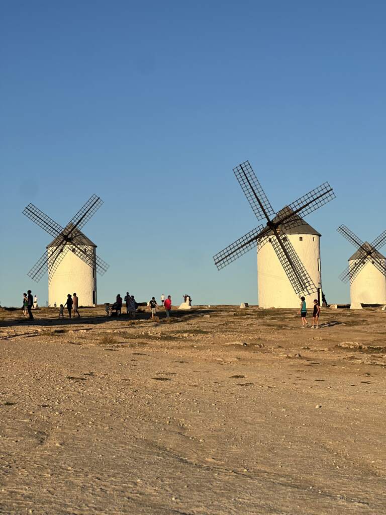 Había que ver los molinos reconstruidos de Don Quijote, asi que hasta ahi fuimos en moto