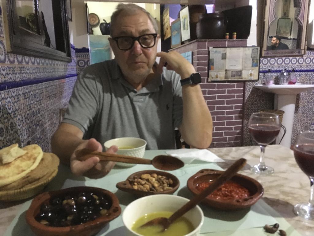 De vuelta a España, cenamos estupendamente en Tanger un pescado con especias y una sopa