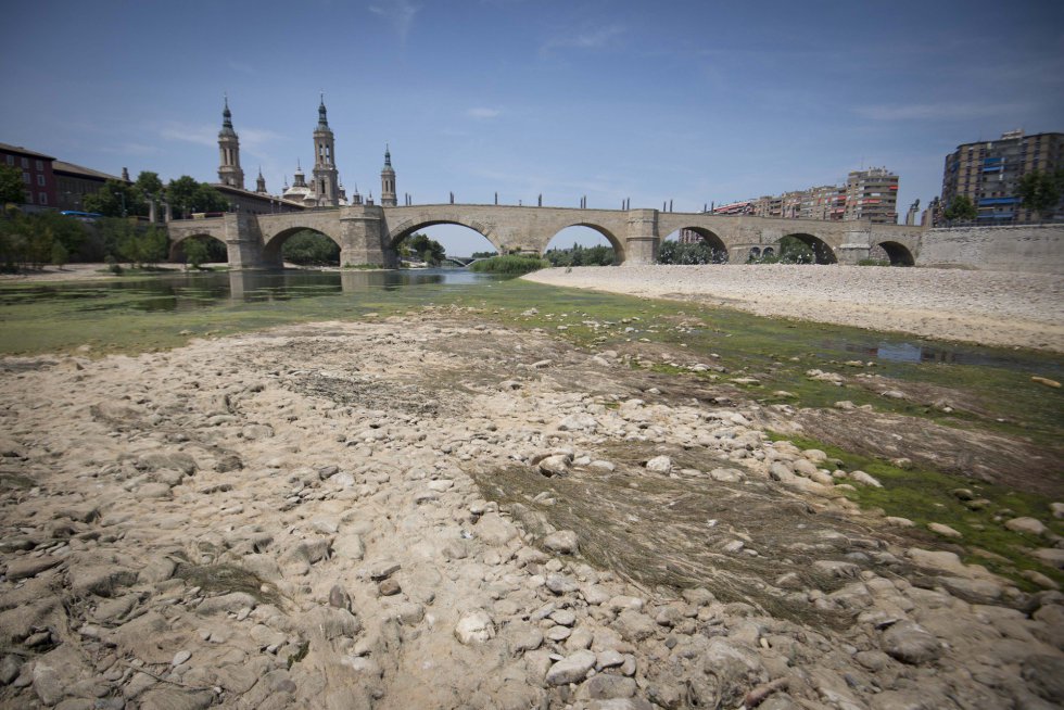 Mocs veces se ve el rio Ebrio vació pasando por zaragoza. Este dia lo via yendo al mirador del Fraile