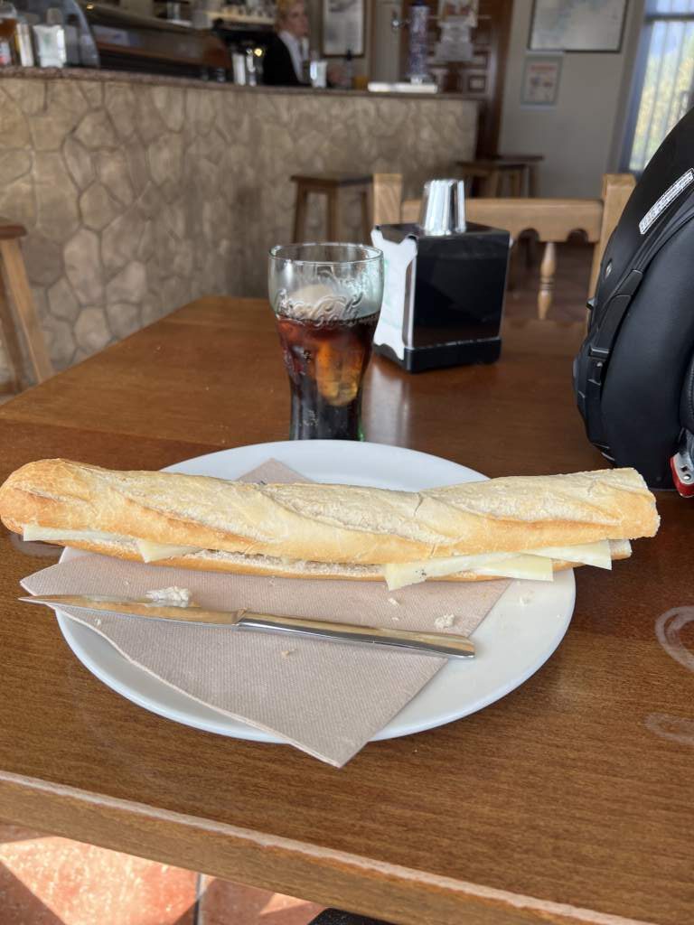 No tuve mas remedio que comentarme en la estación Repsol de la lado de un bocata de queso y una coca Jero.